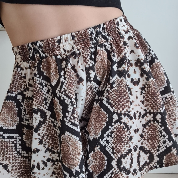 PrettyLittleThing shorts snakeskin print, flared, high waisted size 10. - Picture 11 of 15